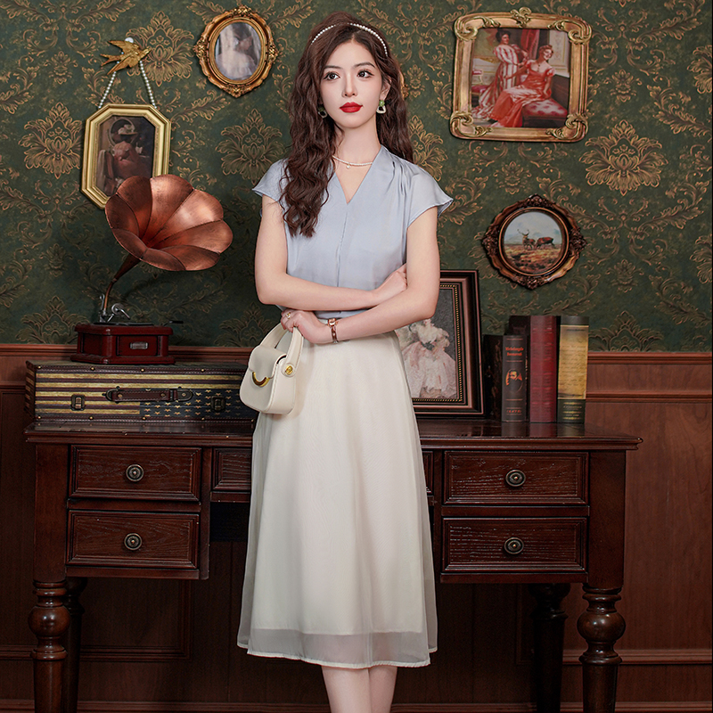 Summer Two-Piece Set with Top and Skirt - Light Mature Style - Image 3