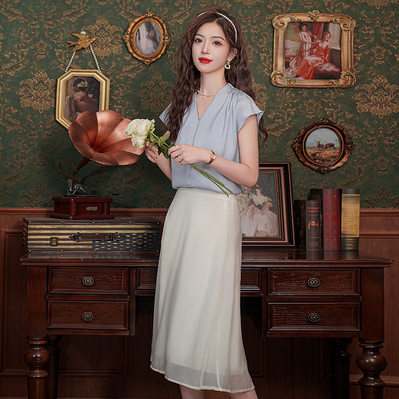 Summer Two-Piece Set with Top and Skirt - Light Mature Style - Image 4
